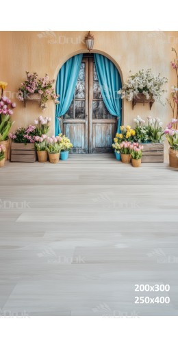 Tło fotograficzne z turkusowymi zasłonami i wiosenną aranżacją kwiatową przy drzwiach | E547